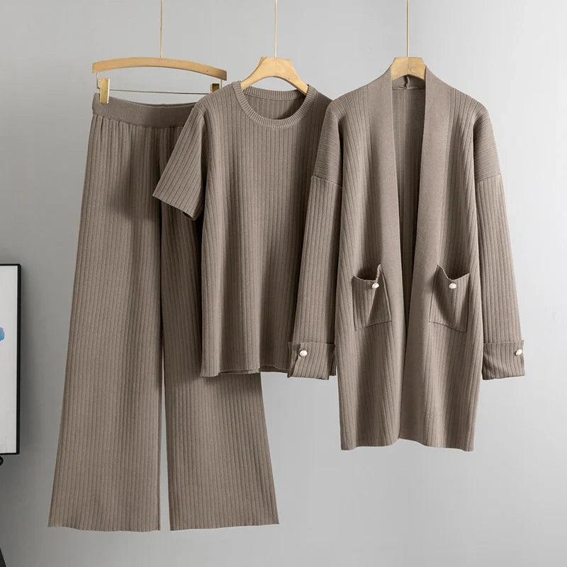 Carmen – Dreiteiligs Gestrickts Set mit Langem Cardigan